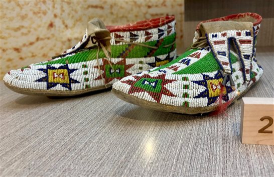 &ldquo;Cowboy boot&rdquo;: bota de mi&ccedil;angas da d&eacute;cada de 1880 do povo ind&iacute;gena Lakh&oacute;ta