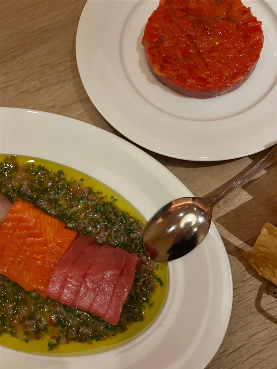 Entradas: crudo com atum bluefin e salm&atilde;o do Pac&iacute;fico Norte, e tartare de atum
