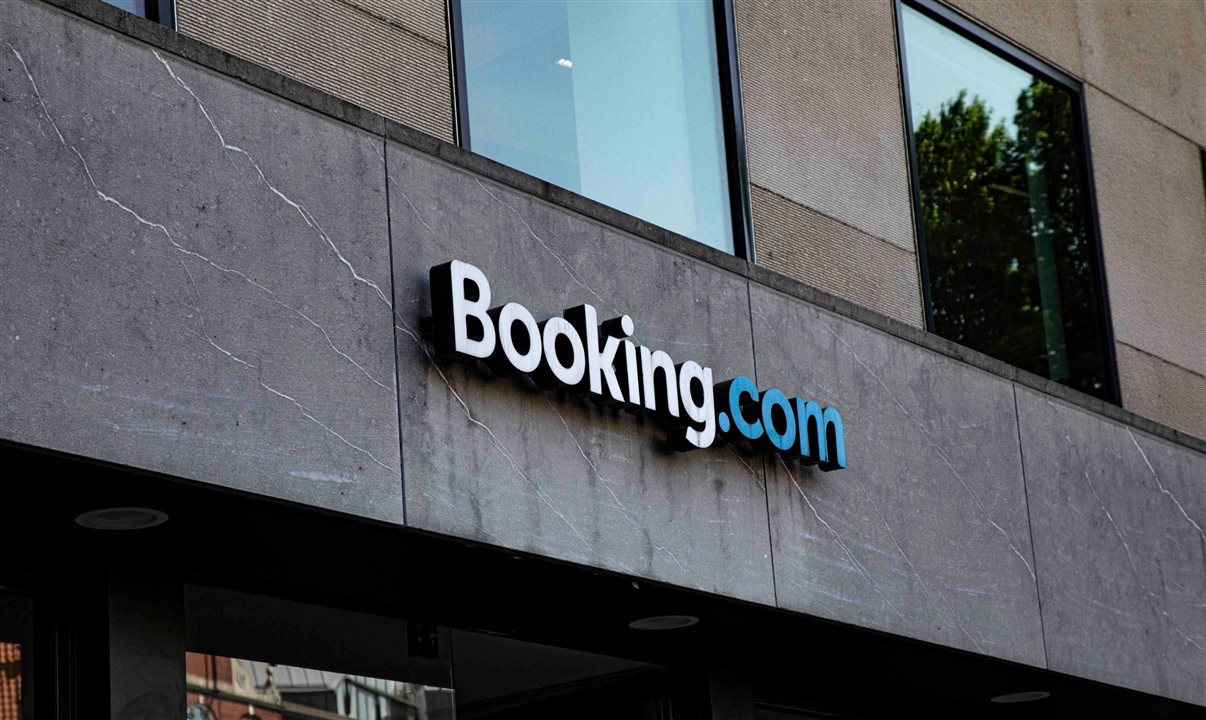 O Booking.com cancelou centenas de reservas e suspendeu as contas de hotéis de luxo na Europa ligados ao banqueiro iraniano Ali Ansari