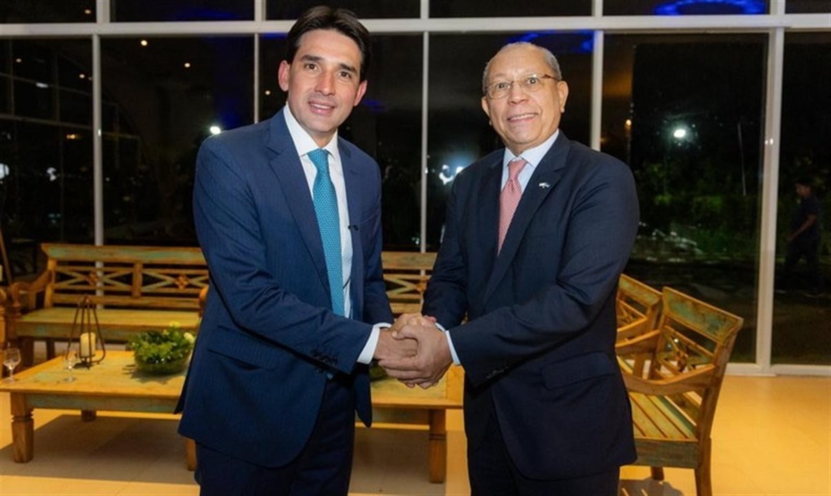 Silvio Costa Filho, ministro de Portos e Aeroportos, e José Pedro D'Oliveira,  embaixador de Cabo Verde no Brasil