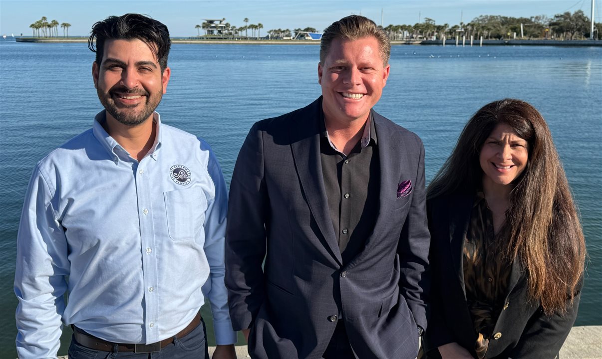 Brian Lowack com Eddie Delgado e Kathryn Reagan, do Visit St. Pete Clearwater