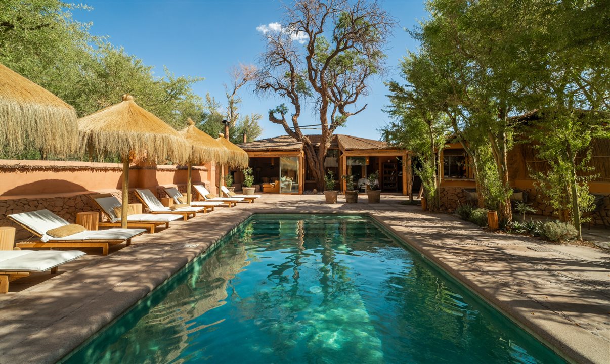 Área da piscina do Awasi Atacama foi atualizada com novos lounges
