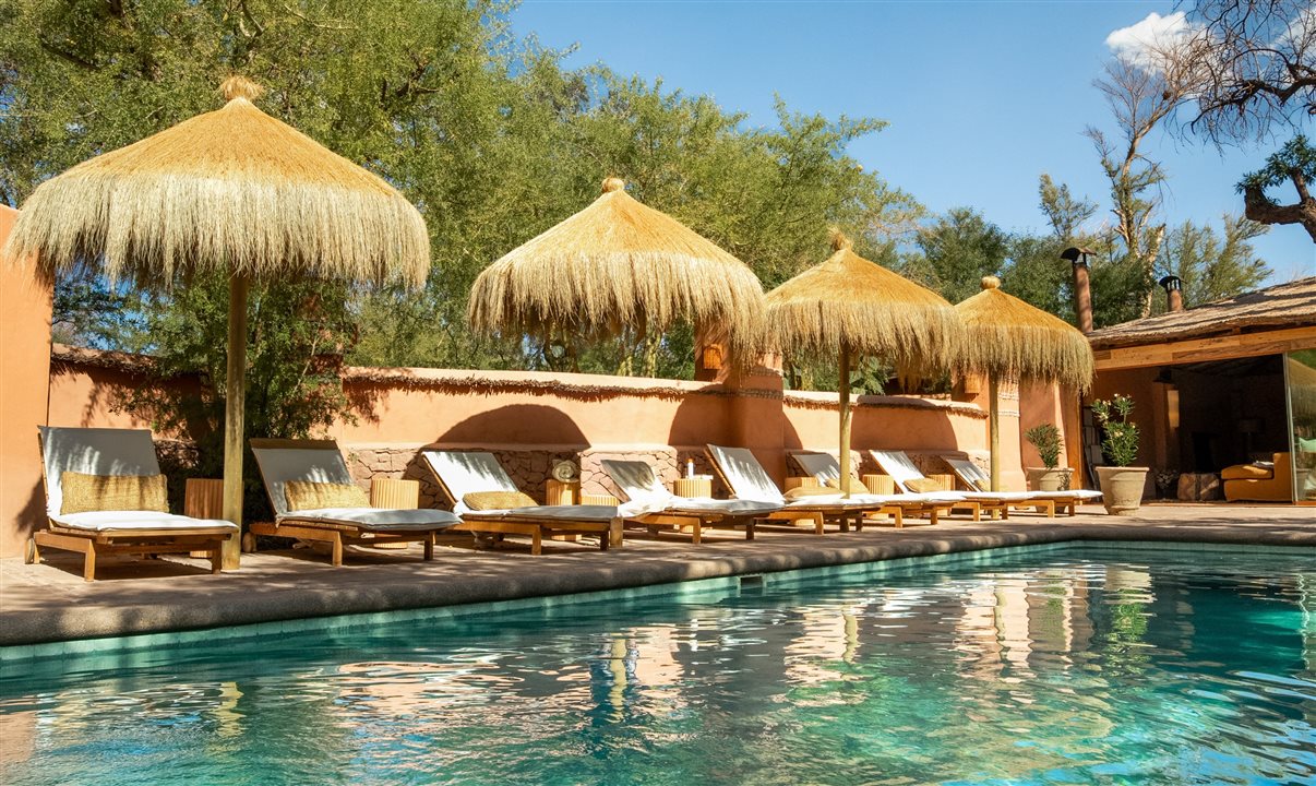 Área da piscina do Awasi Atacama foi atualizada com novos lounges, guarda-sóis e a abertura de um bar com vista para a paisagem