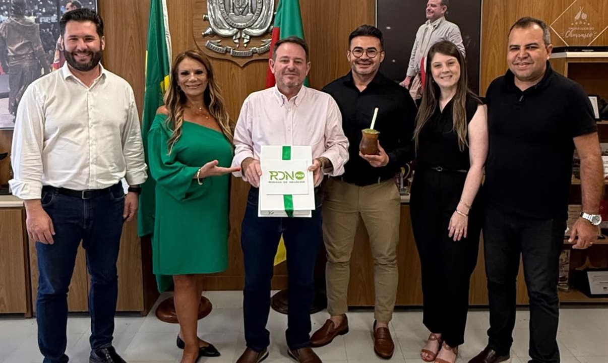Os CEOs da Foco Operadora, Antônio Neto e Dioclécio Vítor, entregam o convite oficial da 10ª Rodada de Negócios ao secretário de Turismo do Rio Grande do Sul, Ronaldo Santini. Estiveram presentes o secretário de Turismo de Bento Gonçalves, Henrique Nuncio, e a secretária adjunta Natália Madalosso