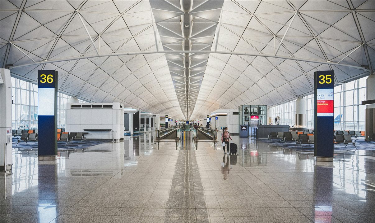 Três pontes de embarque no Terminal 1 do Aeroporto Internacional de Hong Kong foram fechadas temporariamente durante a atuação das equipes de emergência