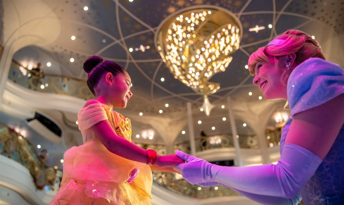 Cada roteiro combina descobertas culturais, paisagens costeiras e o storytelling característico que define uma viagem com a Disney Cruise Line