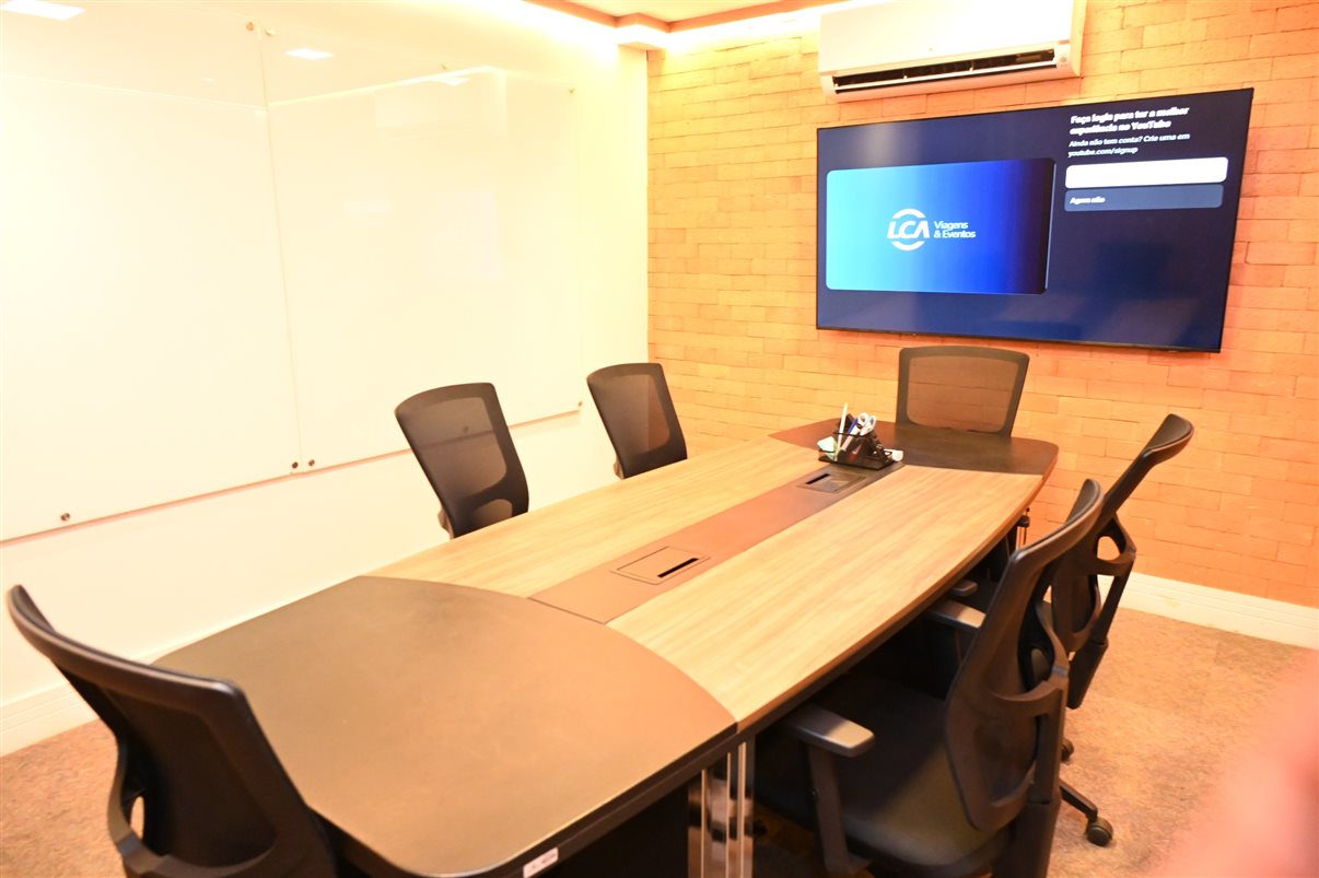 Douglas Camargo, da Abracorp, com Bianca Bottyan e Fernando Cavalheiro, da CEP Transportes