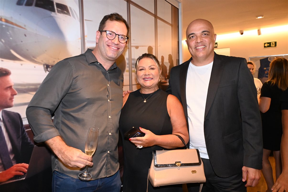 Douglas Camargo, da Abracorp, com Bianca Bottyan e Fernando Cavalheiro, da CEP Transportes