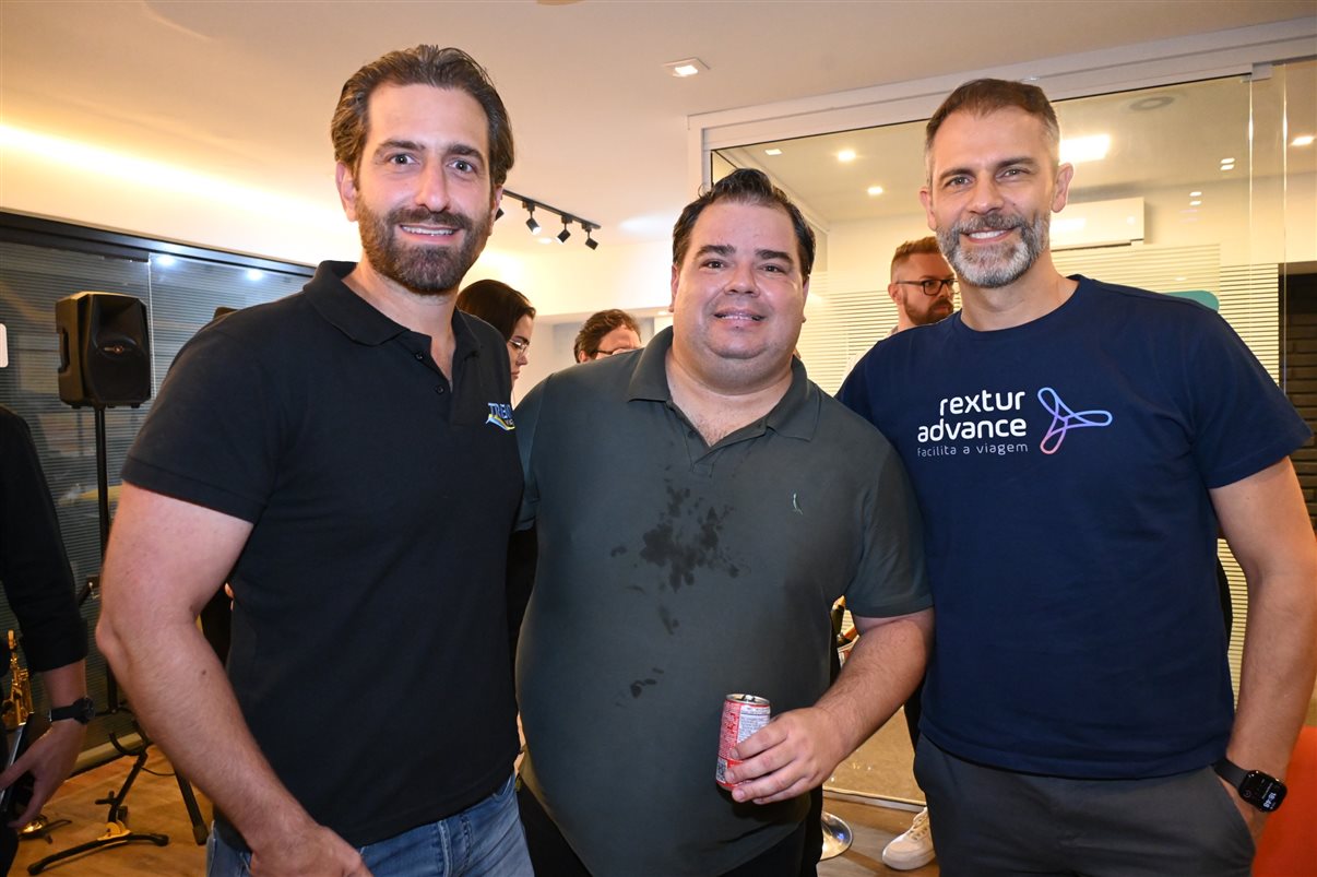 Douglas Camargo, da Abracorp, com Bianca Bottyan e Fernando Cavalheiro, da CEP Transportes