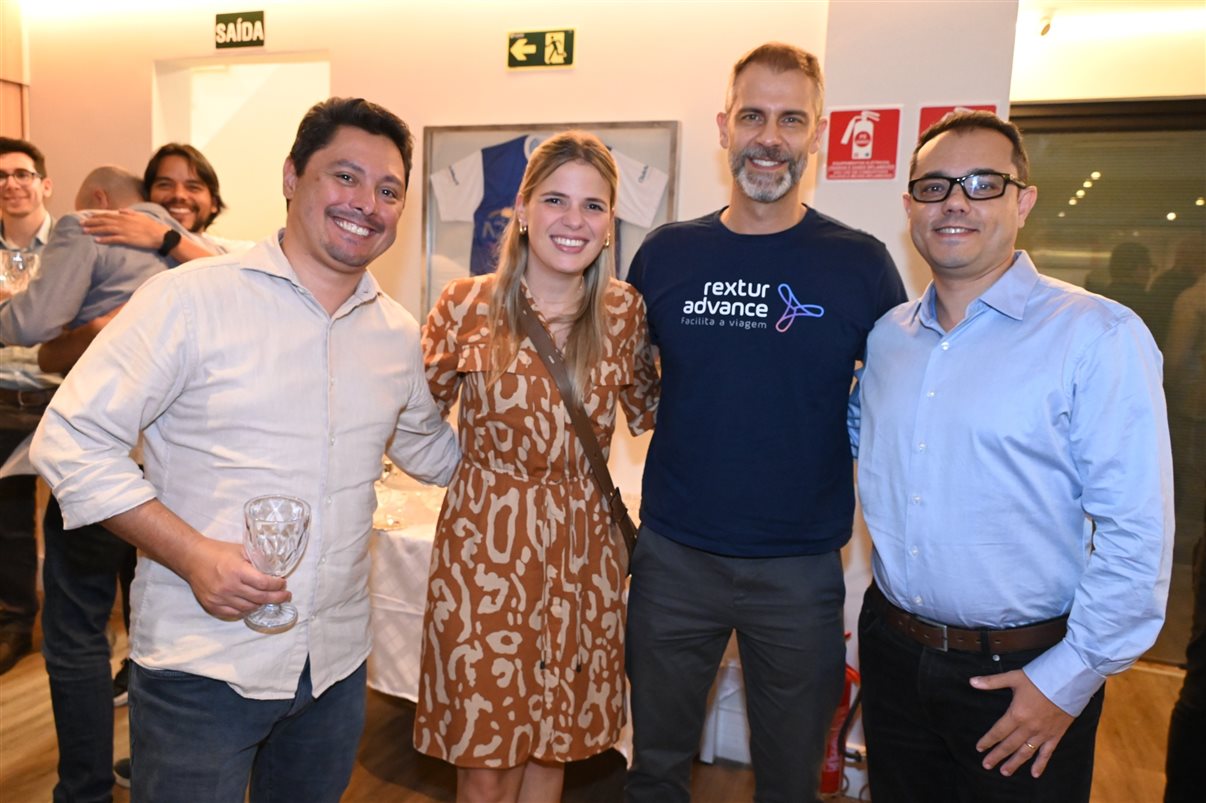 Douglas Camargo, da Abracorp, com Bianca Bottyan e Fernando Cavalheiro, da CEP Transportes