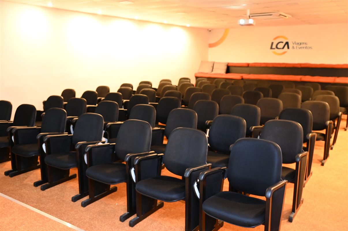 Douglas Camargo, da Abracorp, com Bianca Bottyan e Fernando Cavalheiro, da CEP Transportes