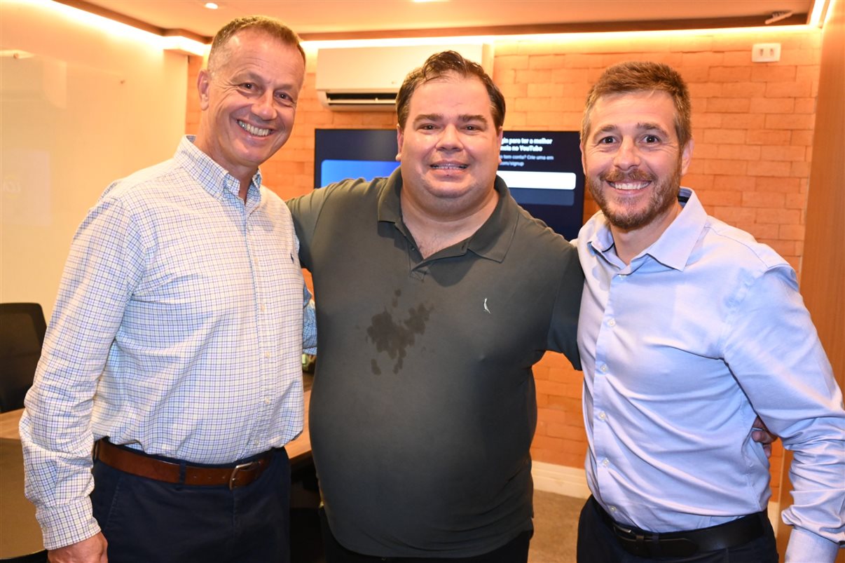 Douglas Camargo, da Abracorp, com Bianca Bottyan e Fernando Cavalheiro, da CEP Transportes