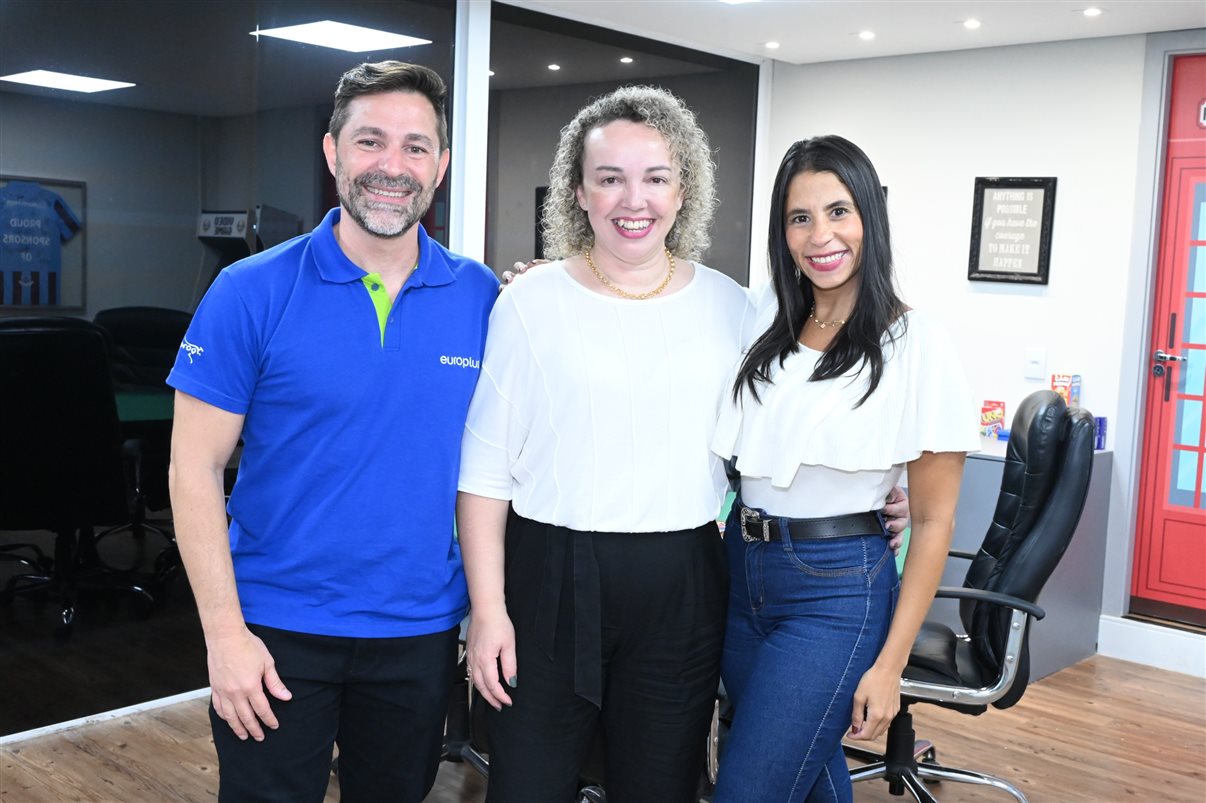Douglas Camargo, da Abracorp, com Bianca Bottyan e Fernando Cavalheiro, da CEP Transportes