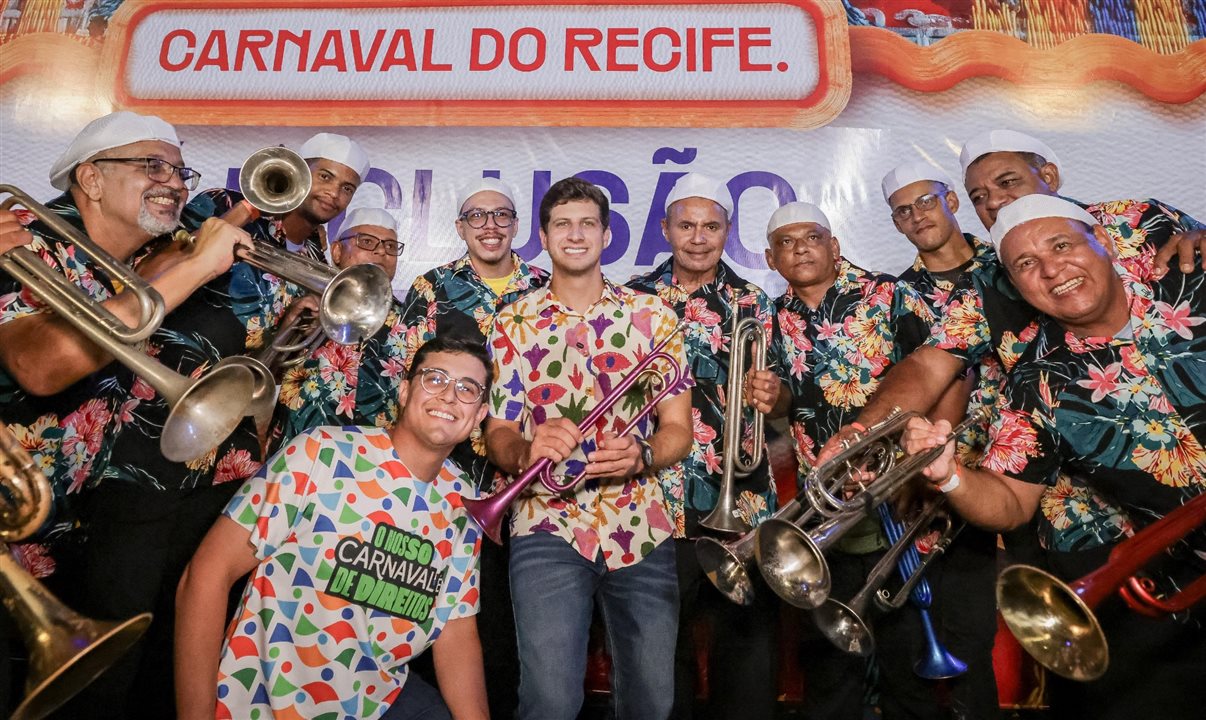 João Campos, prefeito do Recife (ao centro), junto à banda que tocou durante a subida do galo