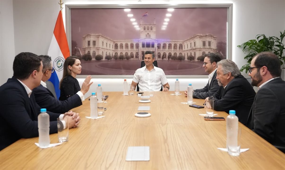 O presidente do Paraguai, Santiago Peña (ao fundo), com Celso Ferrer, CEO da Gol, Alberto Fajerman, conselheiro da Presidência da companhia, e Mateus Pongeluppi, vice-presidente comercial da Gol