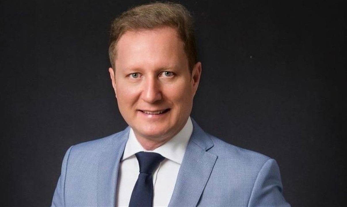 Mancio é formado em Engenharia Civil e Administração de Empresas, possui certificação em Projetos e Construção Hoteleira e é professor de Gestão Imobiliária e Hospitalidade