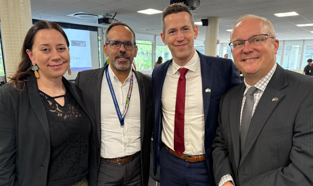 Clara, Fabiano, Michael Heise e o chefe do setor de Vistos, Tony Kujawa