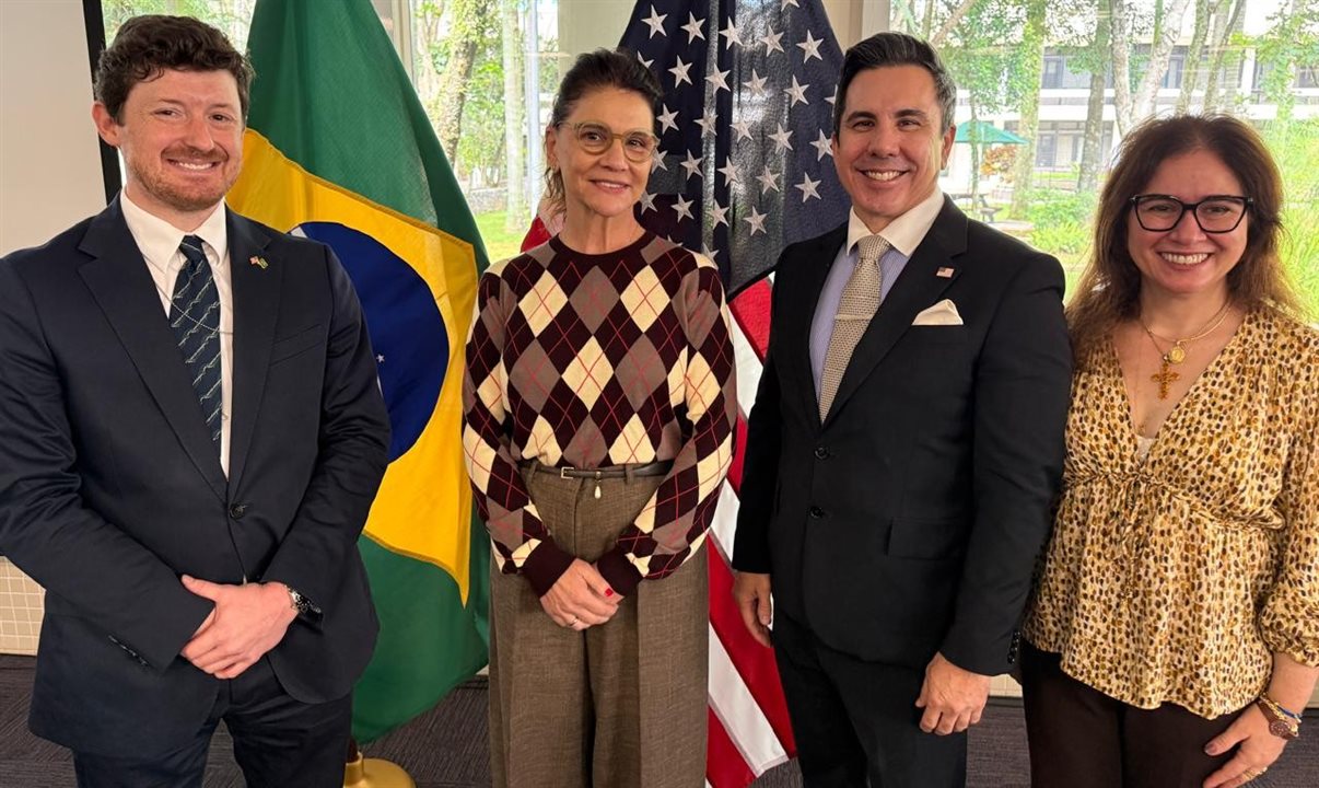 Danielle Roman, do Brand USA, e Ana Carolina Medeiros, da Abav Nacional, com Nathan Traurig e Kevin T. Murakami