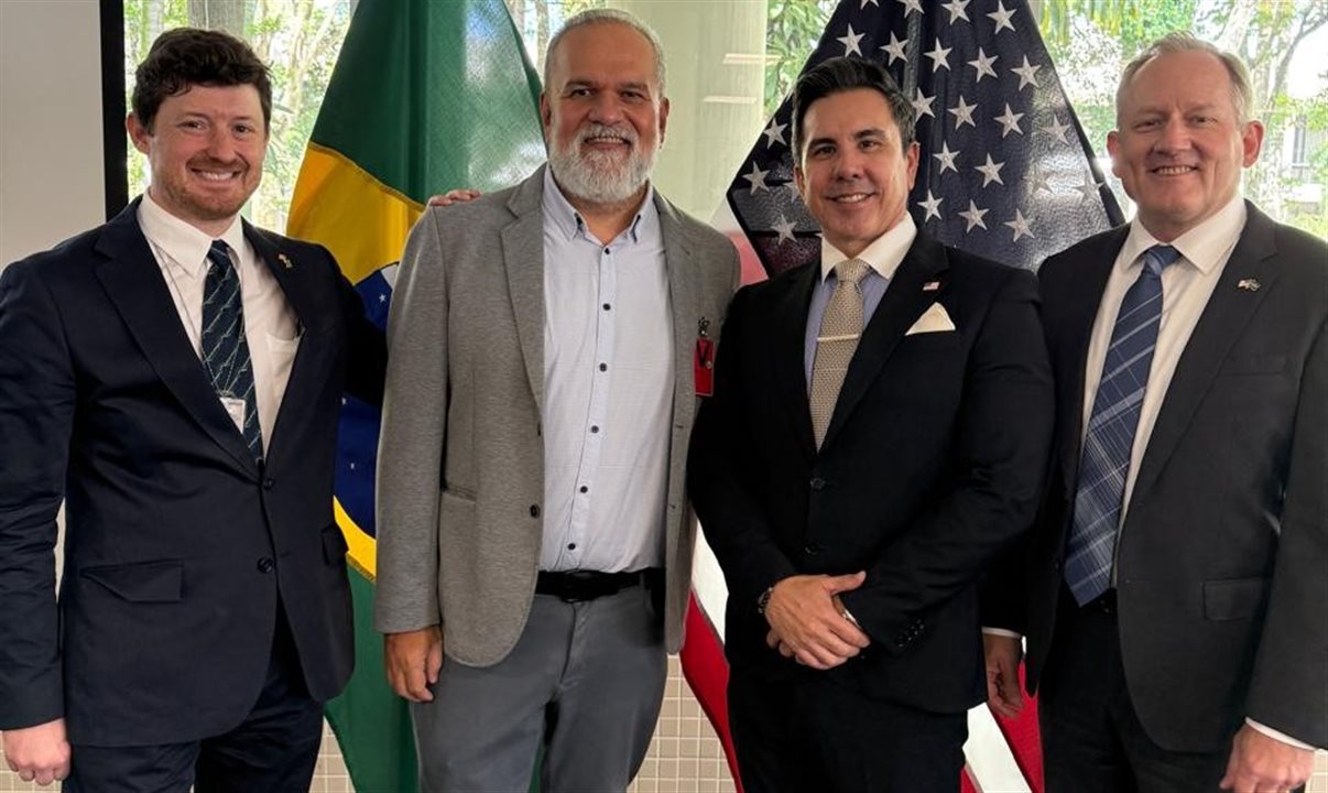 Nathan Traurig, cônsul comercial, Artur Luiz Andrade, editor-chefe da PANROTAS, o cônsul geral, Kevin T. Murakami, e Dean Matlack, conselheiro comercial e counseler for Commercial Affairs