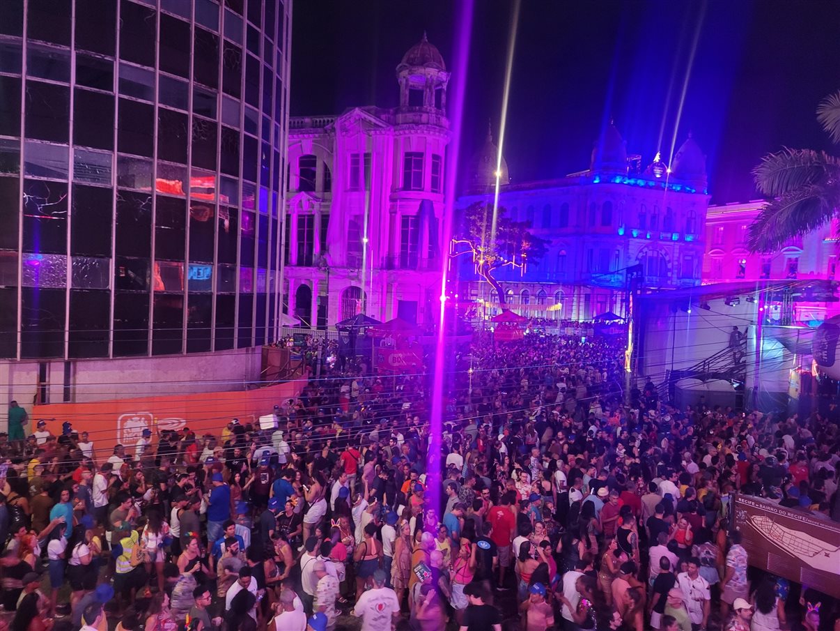 Foliões lotam o Marco Zero do Recife