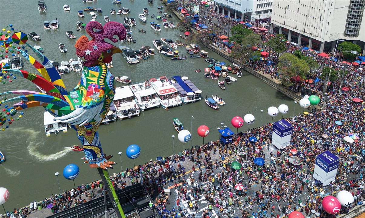 Foliões lotam as ruas ao participarem do maior bloco carnavalesco do Brasil