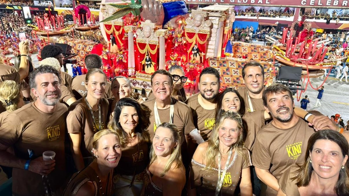 Janaina Araújo e Vinicius Dantas, do Turismo de Curaçao, com agentes de viagens Luxperts no camarote de Curaçao na Sapucaí (RJ)