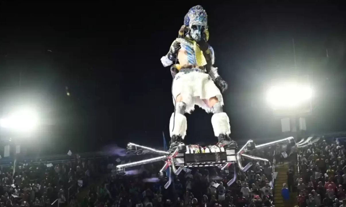 Uso de drone durante desfile da Portela