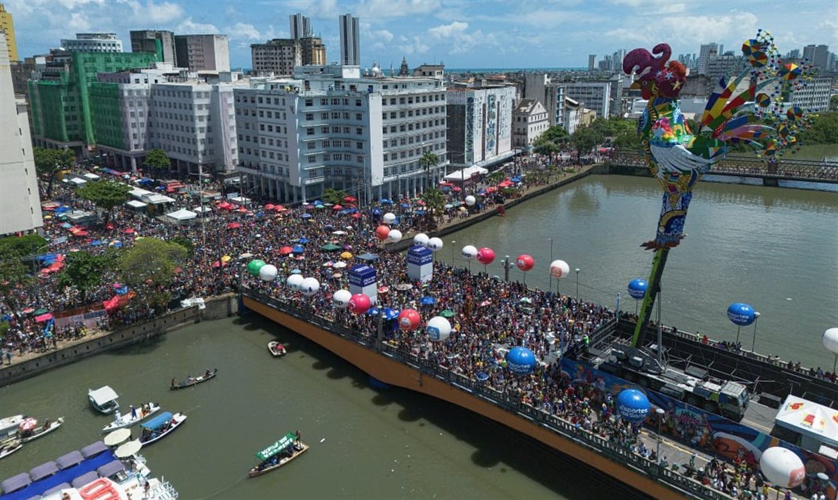 Galo da Madrugada reúne 2,5 milhões de foliões em 2026