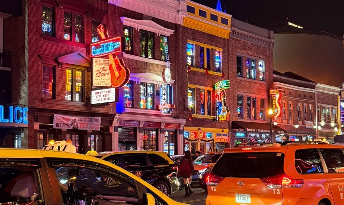 Rua Broadway, em Nashville, tem música ao vivo e noite agitada