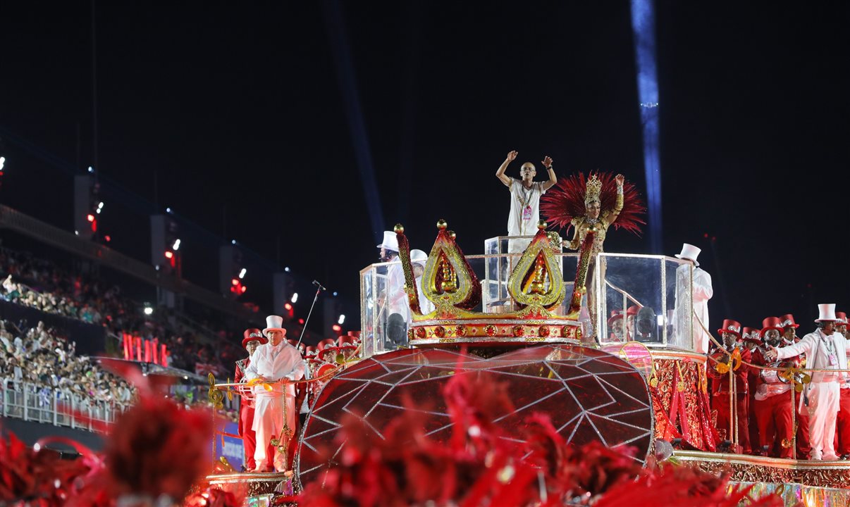Homenageado no enredo, o Mestre Ciça comandou a bateria no desfile da Unidos do Viradouro