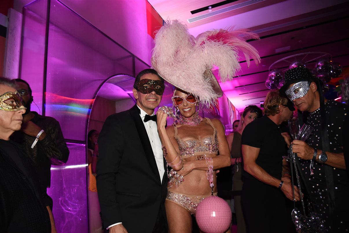 O anfitrião Netto Moreira com Adriane Galisteu