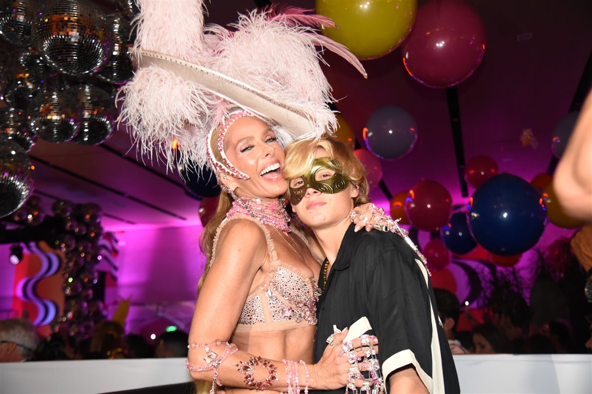 Adriane Galisteu, rainha do Baile do Fairmont Rio, com o filho Vittorio