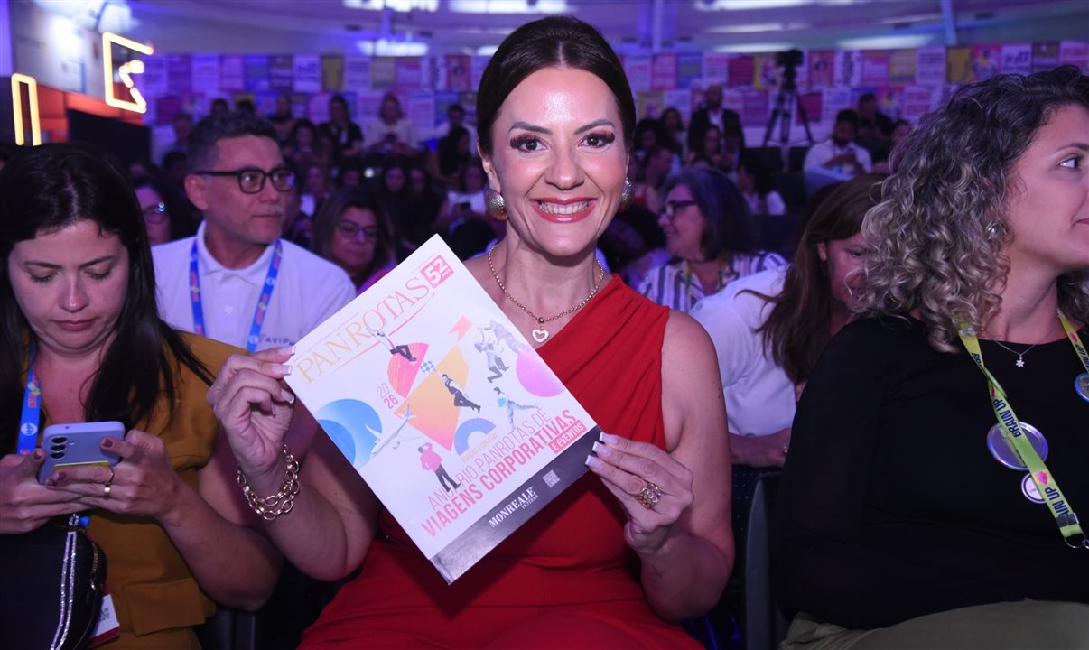 Luana Nogueira, diretora executiva da Alagev, com seu exemplar em mãos