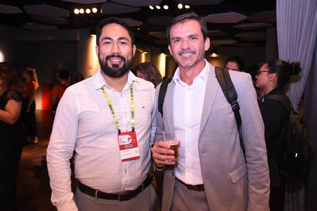 Juliana Patti com o estandarte do Lacte