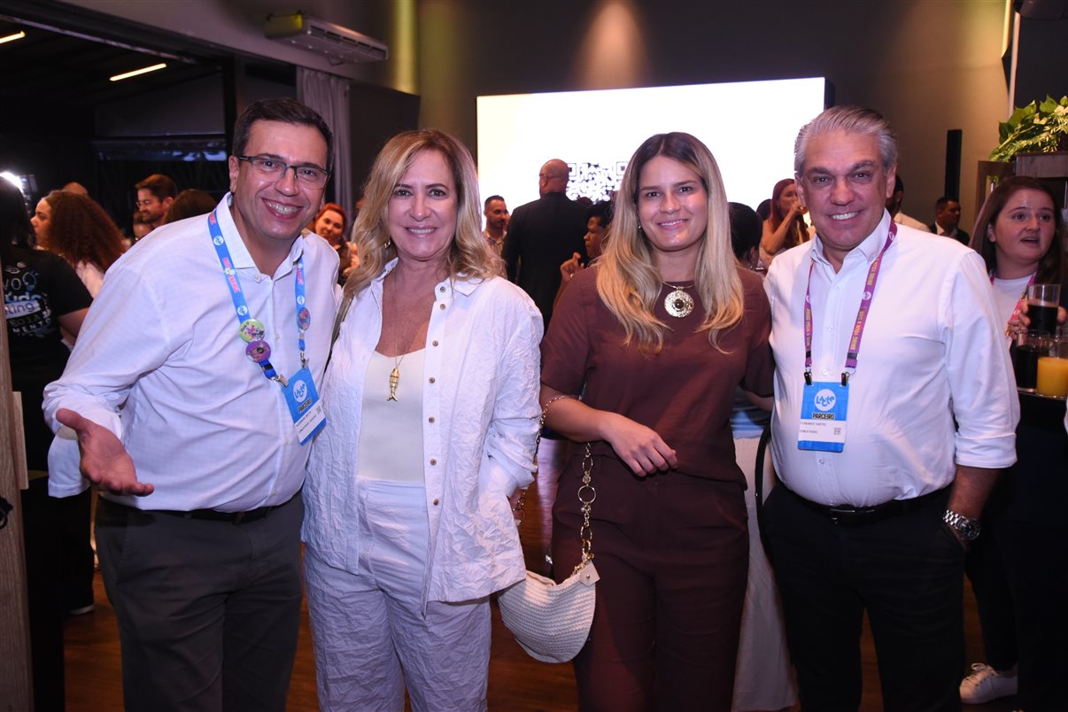 Juliana Patti com o estandarte do Lacte