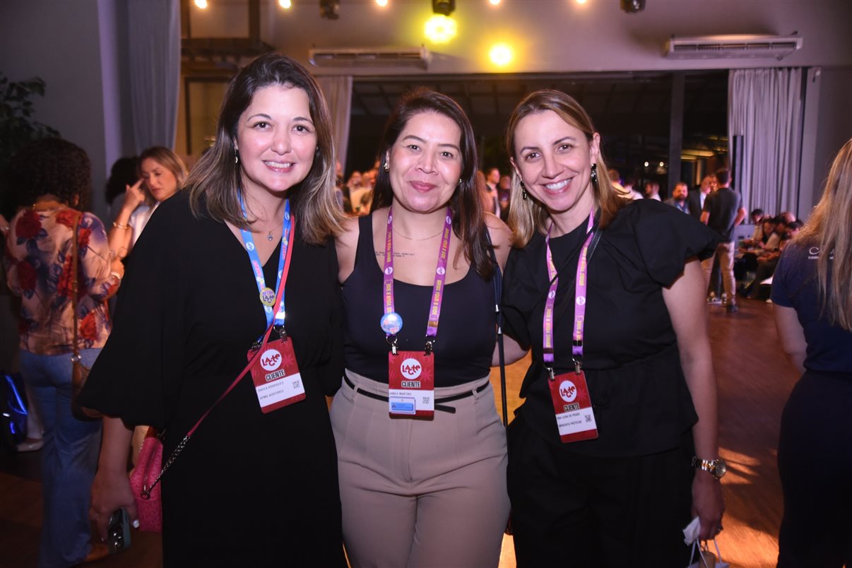 Juliana Patti com o estandarte do Lacte