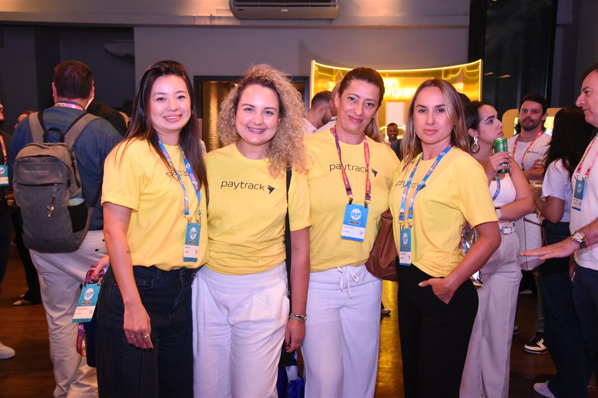 Juliana Patti com o estandarte do Lacte