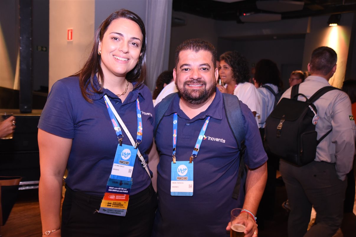 Juliana Patti com o estandarte do Lacte