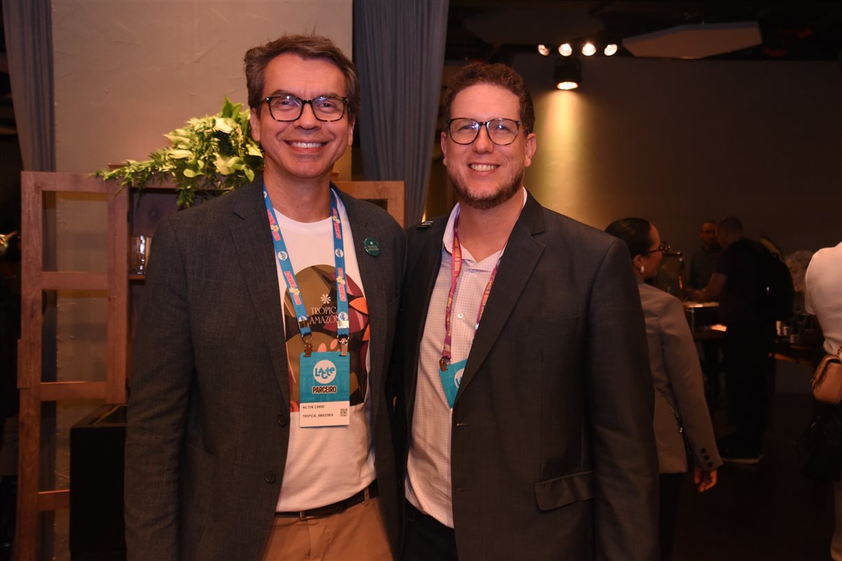 Juliana Patti com o estandarte do Lacte