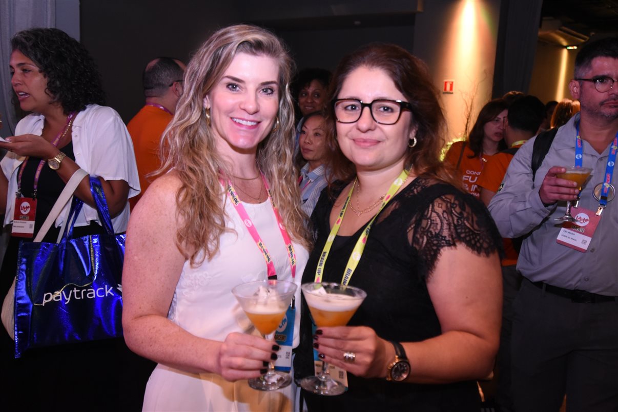 Juliana Patti com o estandarte do Lacte