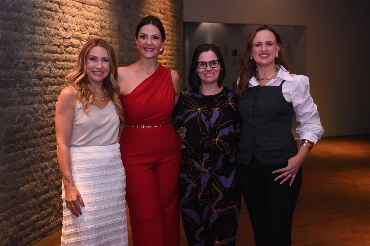 Juliana Patti com o estandarte do Lacte