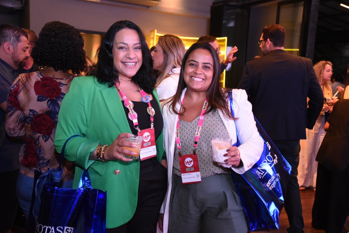 Juliana Patti com o estandarte do Lacte