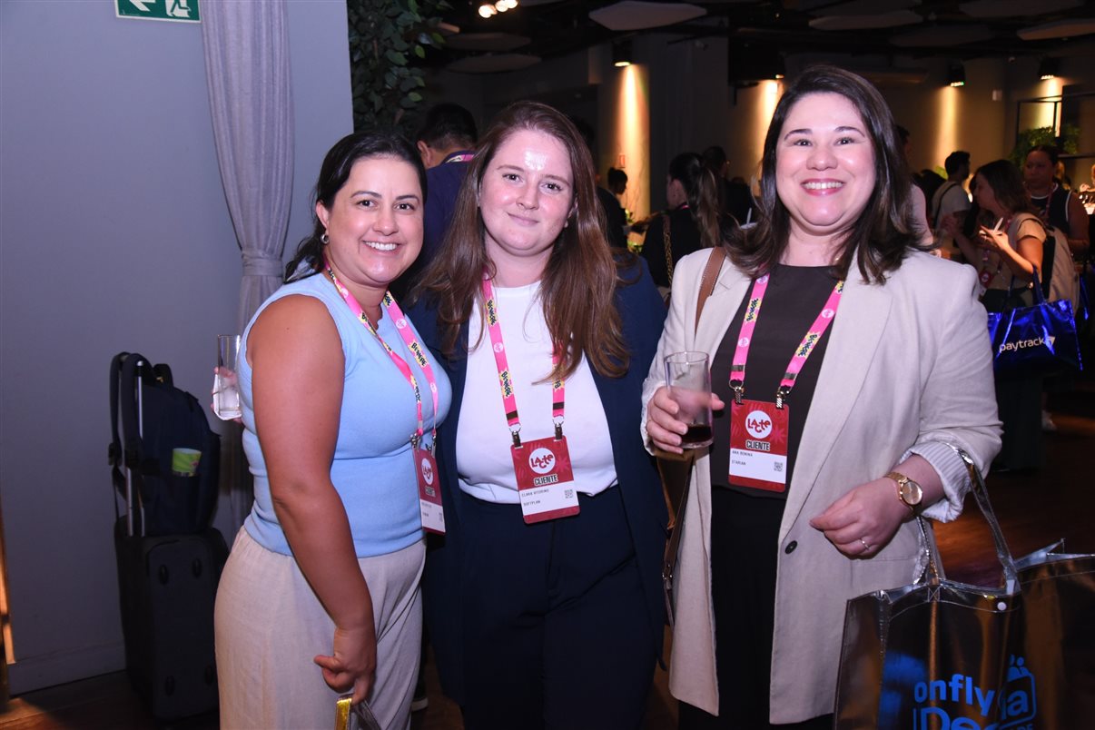 Juliana Patti com o estandarte do Lacte