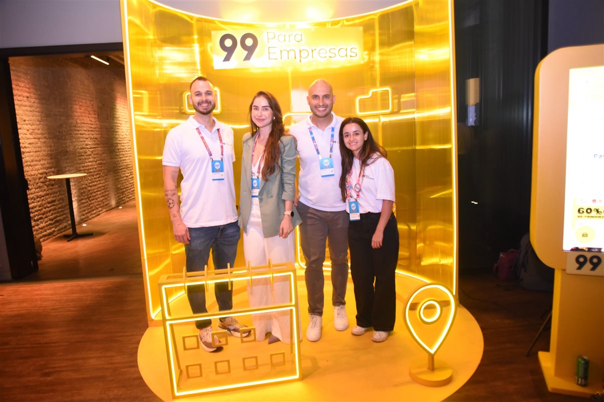 Juliana Patti com o estandarte do Lacte