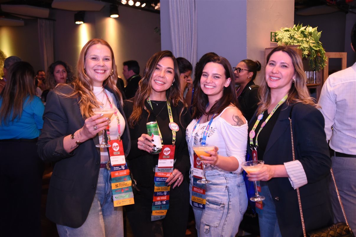 Juliana Patti com o estandarte do Lacte