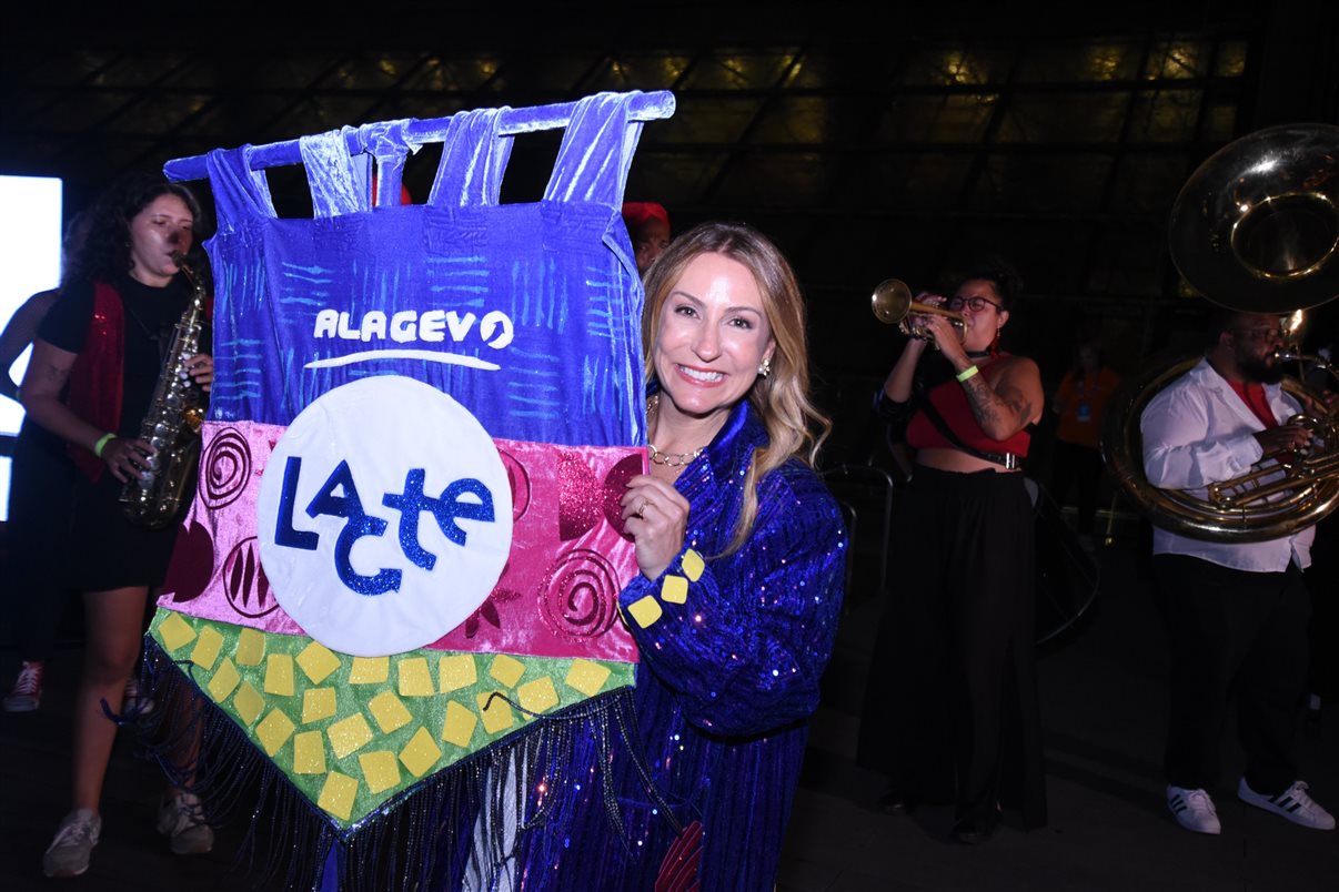 Juliana Patti com o estandarte do Lacte