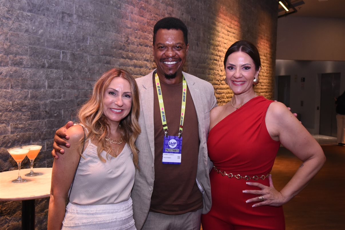 Juliana Patti com o estandarte do Lacte