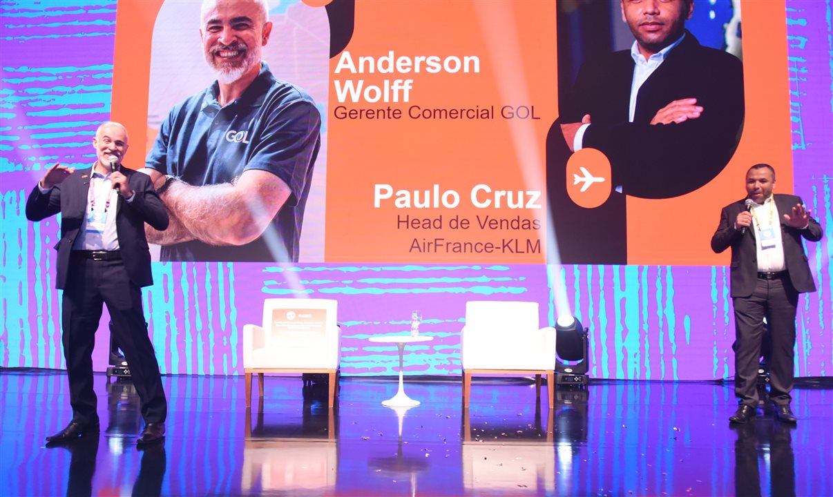 Anderson Wolff, gerente Comercial da Gol, dividiu o palco com Paulo Cruz