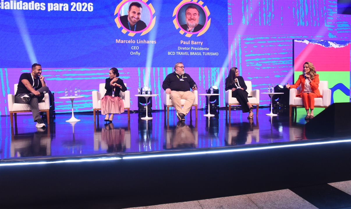 Marcelo Linhares, da Onfly, Chieko Aoki, da Blue Tree, Paul Barry, da BCD Travel, Fabiana Schaeffer, da NETZA&CO , e a jornalista Natusa Nery no palco do Lacte 21