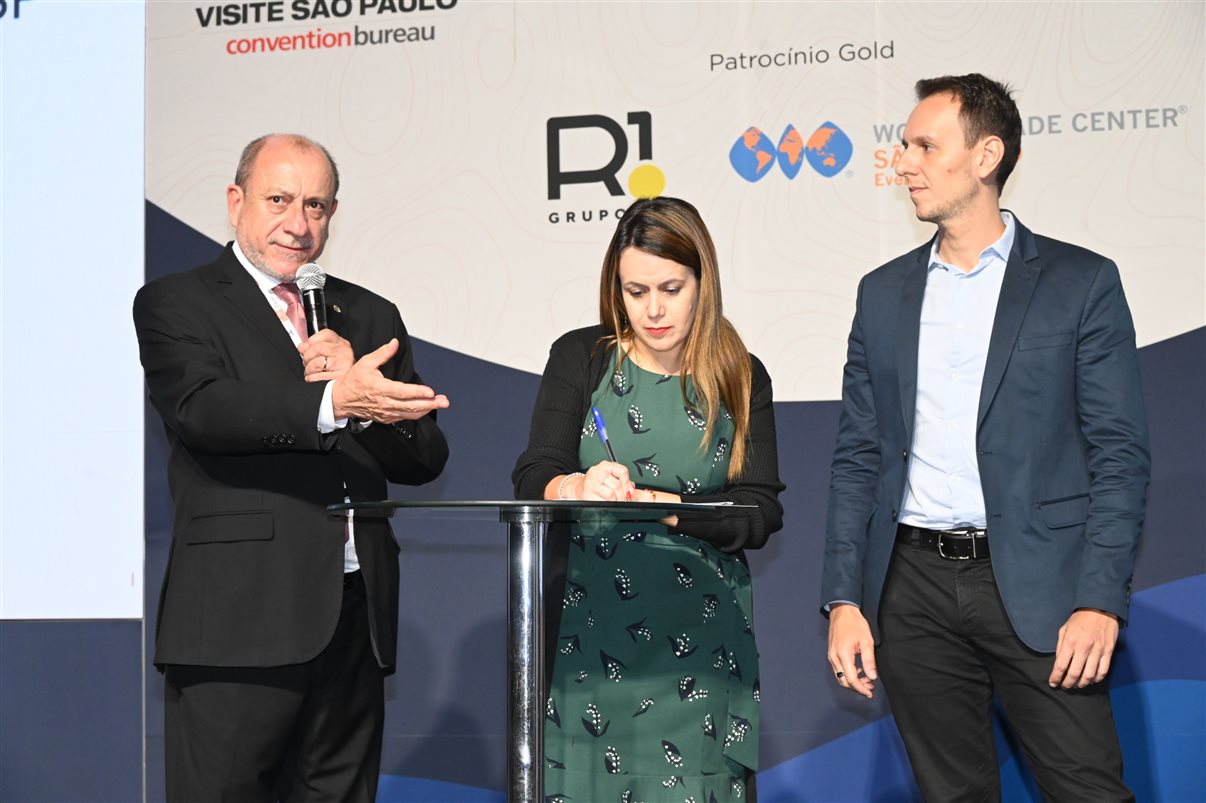 Toni Sando, do Visite São Paulo, Juliana Assumpção e Bruno Waltrick, da Abav-SP | Aviesp, assinam termo de compromisso